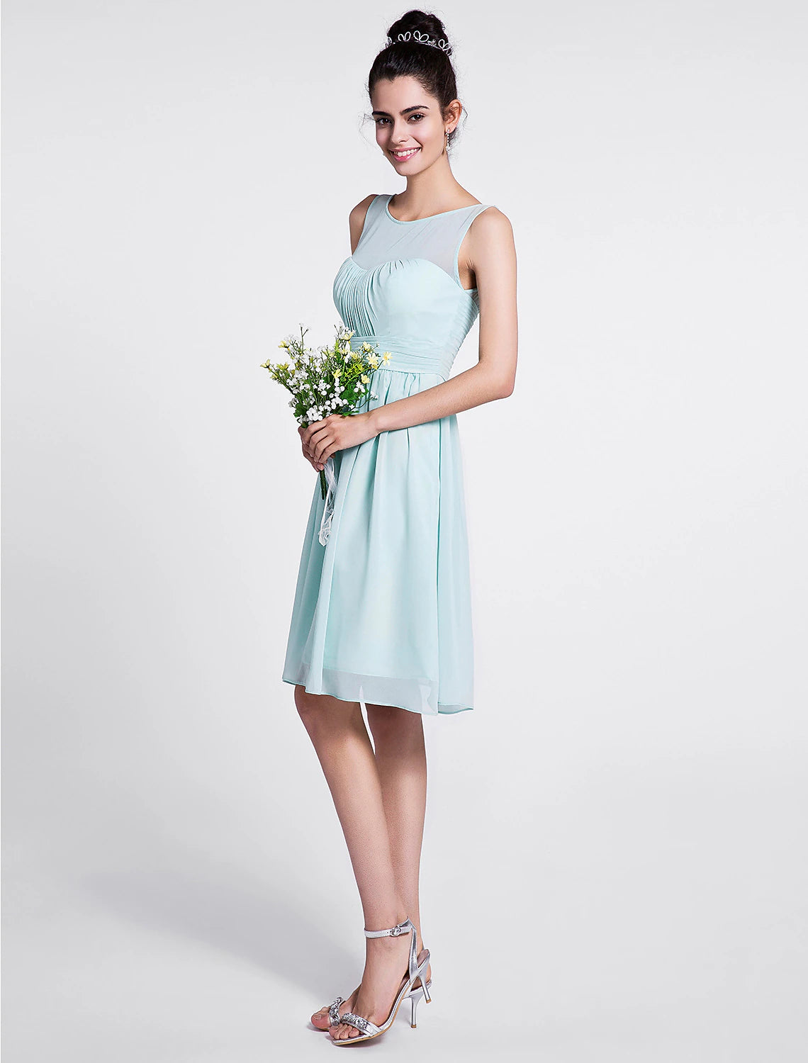 Abito da damigella d'onore a trapezio, scollo a barchetta, senza maniche, lunghezza al ginocchio, in chiffon con arricciature/drappeggi